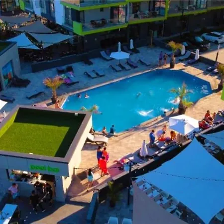 Azizi - & Pool Prima Linie La Mare